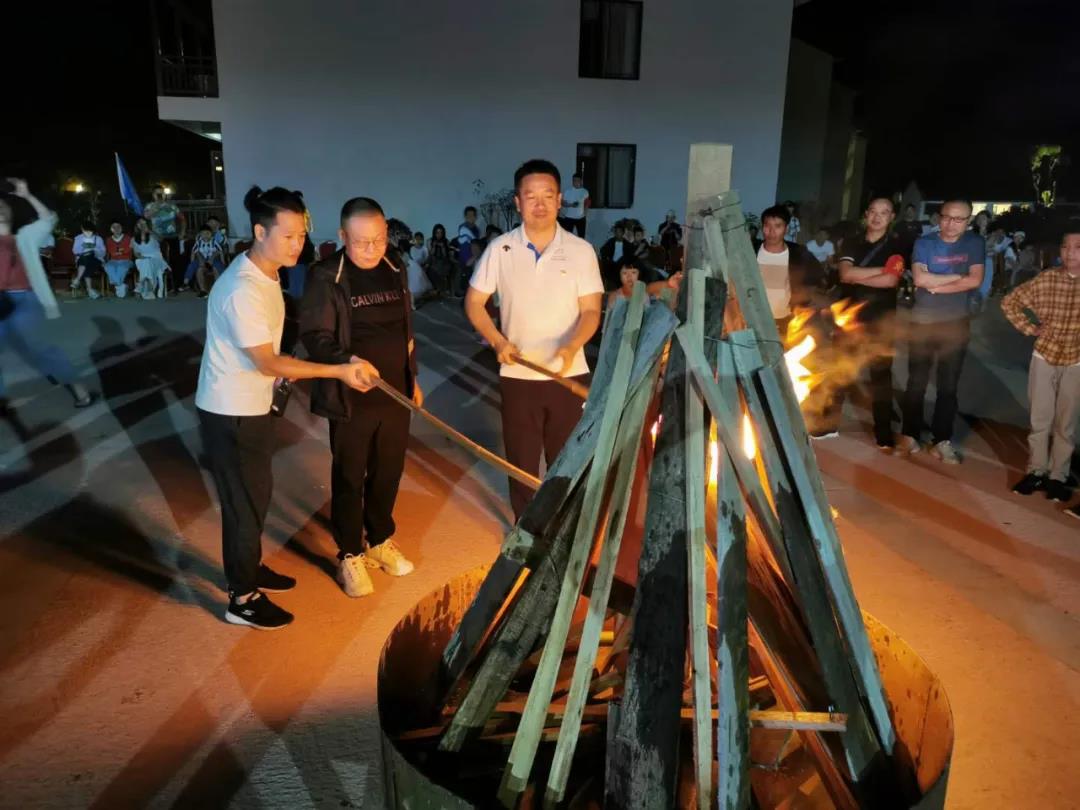 邵阳市创业商会赴新宁太阳谷开展“提信心、促发展”主题党日活动