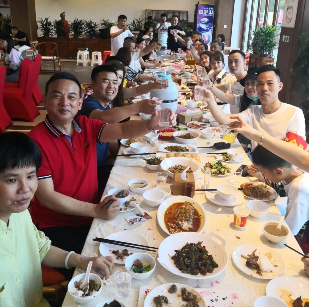 邵阳市创业商会赴新宁太阳谷开展“提信心、促发展”主题党日活动