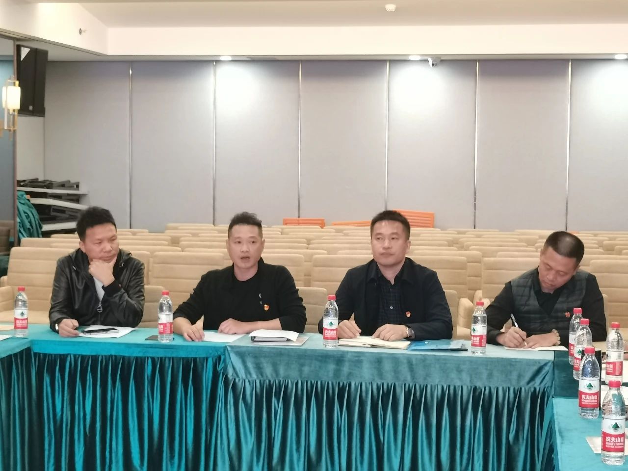 中共邵阳市创业商会委员会机关支部在商会会议室召开支部党员大会