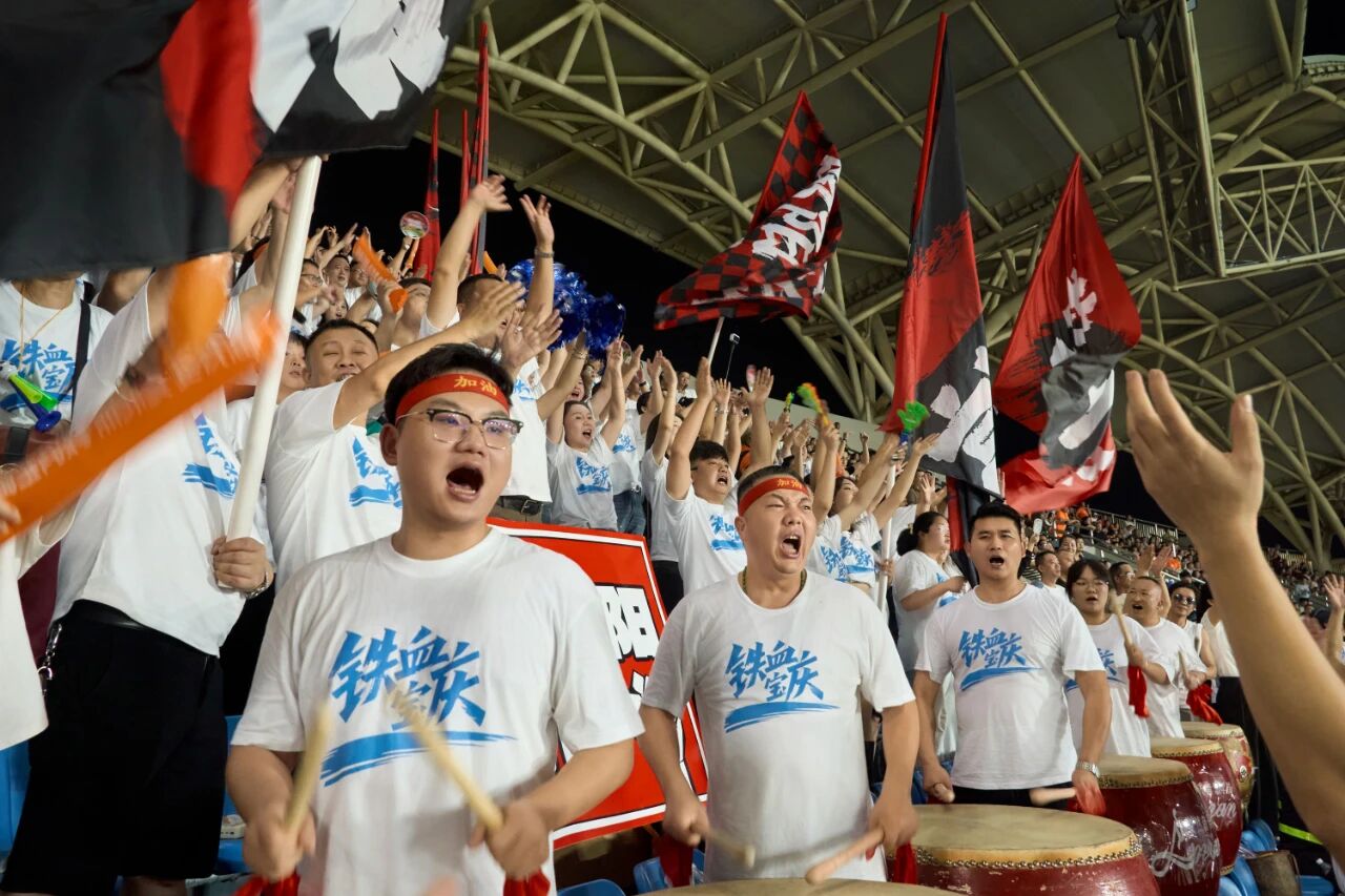 邵阳市创业商会为湘超邵阳队助威加油！